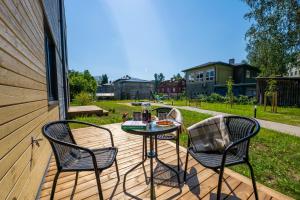 eine Terrasse mit 2 Stühlen und einem Tisch auf einer Terrasse in der Unterkunft Delta Luxury Apartment with terrace in Tartu