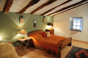 Posteľ alebo postele v izbe v ubytovaní Orangerie de Cardet - Apartment Le Tilleul