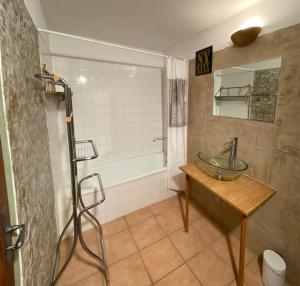 Kúpeľňa v ubytovaní Orangerie de Cardet - Apartment Le Tilleul