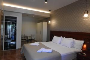 ein Schlafzimmer mit einem Bett mit zwei Handtüchern darauf in der Unterkunft Viaros Hotel Apartments in Tolo