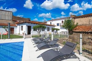 Bazén v ubytování Apartamentos Rurales Cielo de Monfragüe nebo v jeho okolí