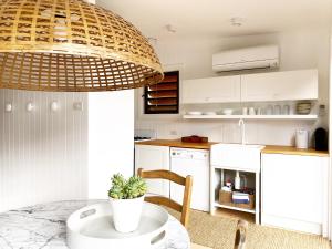 Kuchyň nebo kuchyňský kout v ubytování Saint Brides - Superior Boutique Accomodation - STEPS TO PAKINGTON STREET + 7 fotografií