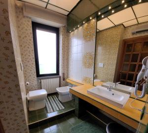 A bathroom at Nuovo Mondo