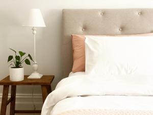 Ένα ή περισσότερα κρεβάτια σε δωμάτιο στο Saint Brides - Superior Boutique Accomodation - STEPS TO PAKINGTON STREET