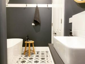 Koupelna v ubytování Saint Brides - Superior Boutique Accomodation - STEPS TO PAKINGTON STREET