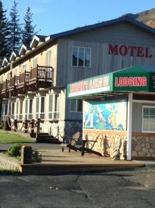 un motel avec un panneau devant un bâtiment dans l'établissement Murphy's Alaskan Inn, à Seward