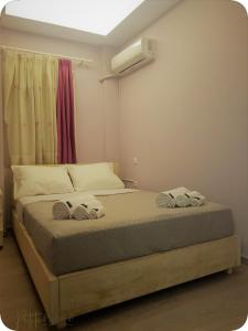 una camera da letto con un letto con due asciugamani sopra di Petite Palace Rotonda a Salonicco