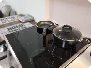 una pentola seduta sopra un fornello di Petite Palace Rotonda a Salonicco Altre 15 foto