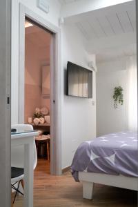 TV a/nebo společenská místnost v ubytování B&B Residenza Aragonese