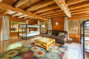 Posezení v ubytování Mountain Trail Lodge and Vacation Rentals + 37 fotografií