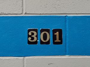 een bord op een muur met nummer 31 bij Harringtons Motor Lodge in Palmerston North