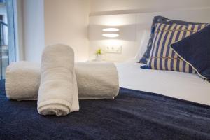 Łóżko lub łóżka w pokoju w obiekcie ATSEGIN apartment climatización -Opción a parking-