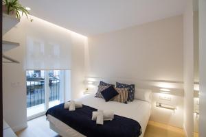 sypialnia z łóżkiem i dużym oknem w obiekcie ATSEGIN apartment climatización -Opción a parking- w mieście San Sebastián