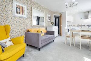 a living room with a couch and a chair and a kitchen at Luxury 2Bed Spacious Apartment- City Centre- Free Parking in Birmingham