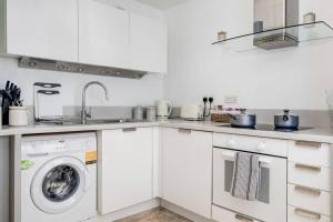 Kuchyň nebo kuchyňský kout v ubytování Luxury 2Bed Spacious Apartment- City Centre- Free Parking + 14 fotografií