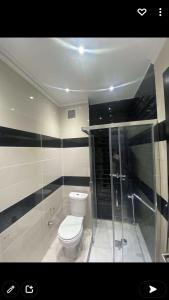 un baño con inodoro y ducha en Apartement abwab gueliz, en Marrakech 10 fotos más