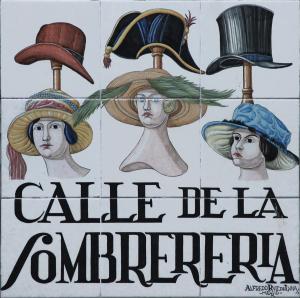 Un signe pour une boutique de chapeau avec des chapeaux dessus dans l'établissement Reina Sofia Boutique II by Madflats Collection, à Madrid