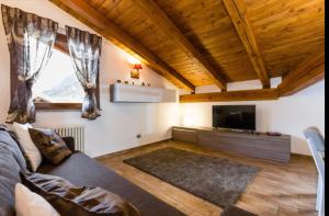 Televízia a/alebo spoločenská miestnosť v ubytovaní Sottosopra Alps Apartments & Rooms