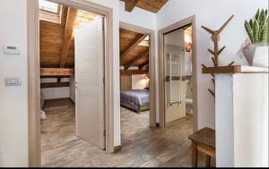 Postel nebo postele na pokoji v ubytování Sottosopra Alps Apartments & Rooms