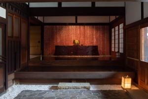 un templo vacío con un banco y una mesa en Heritage Osaka, en Tondabayashi