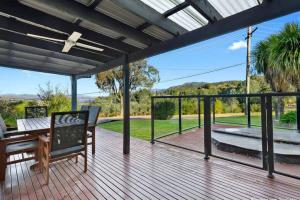Balcone o terrazza di Relax in the spa with views opposite Lake Eildon