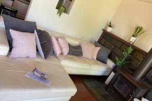 Area soggiorno di Relax in the spa with views opposite Lake Eildon