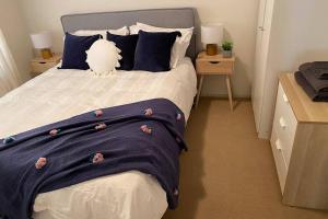 Letto o letti in una camera di Relax in the spa with views opposite Lake Eildon