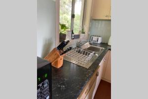 Cucina o angolo cottura di Relax in the spa with views opposite Lake Eildon