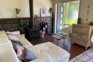 Area soggiorno di Relax in the spa with views opposite Lake Eildon