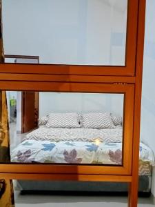 reflejo de una cama en un espejo en Villa Lembang Syariah near park & Zoo, en Lembang