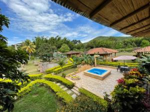 an aerial view of a garden with a swimming pool at Hotel Campestre Campos Verdes in Roldanillo