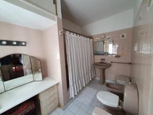 a bathroom with a toilet and a sink at La Diferencia in Chivilcoy +33 photos