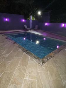 - une piscine éclairée la nuit dans l'établissement La Villa Navidad, à Ducos