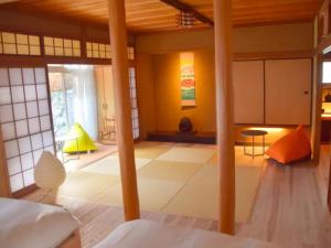 Una habitación con una cama y una mesa en una habitación en Hiyorian - Vacation STAY 11234 en Takamatsu