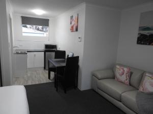 Kuchyň nebo kuchyňský kout v ubytování Frankston Motel