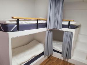Katil dua tingkat atau katil-katil dua tingkat dalam bilik di Hannahstay Women Only Guesthouse