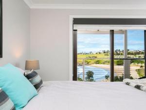 A bed or beds in a room at Ohana Oasis - STAY 3 PAY 2 OR Lazy Sunday late checkout