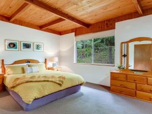 A bed or beds in a room at Captain's Lookout - STAY 3 nights PAY the 3rd night 50 percent