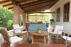 an outdoor patio with chairs and a table at Villa dei Pioppi in Fontane Bianche