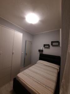 ポルト・ピノにあるFloridaの小さなベッドルーム(ベッド1台、天井ライト付)