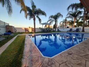 Bazén v ubytování Valerian Palm Villas - Napa's Secret Escape nebo v jeho okolí