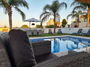 Bazén v ubytování Valerian Palm Villas - Napa's Secret Escape nebo v jeho okolí