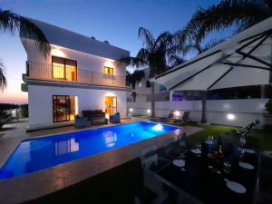 Bazén v ubytování Valerian Palm Villas - Napa's Secret Escape nebo v jeho okolí