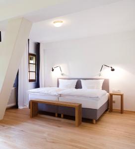 
A bed or beds in a room at Der Hirschen
