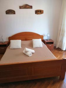 A bed or beds in a room at Kuća Rose