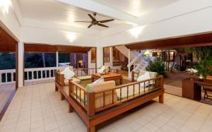 sala de estar con ventilador de techo en Baan Khunying - Secluded Phuket Beachfront Villa - SHA Certified, en Rawai Beach