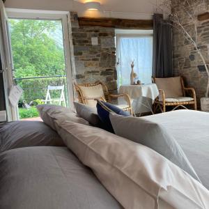 ein Schlafzimmer mit einem großen Bett mit Kissen darauf in der Unterkunft Il riccio di Ricciano in Casale Corte Cerro