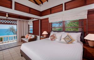 Katil atau katil-katil dalam bilik di Baan Khunying - Secluded Phuket Beachfront Villa +46 gambar
