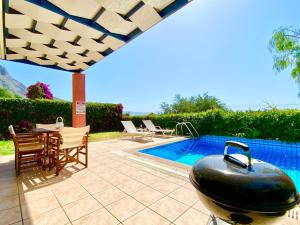 Bazén v ubytování Villa Barbati Thalassaki with private pool by DadoVillas nebo v jeho okolí