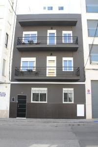 ブリアナにあるHaus LIDZBARSKIのバルコニー付きのアパートメントビル